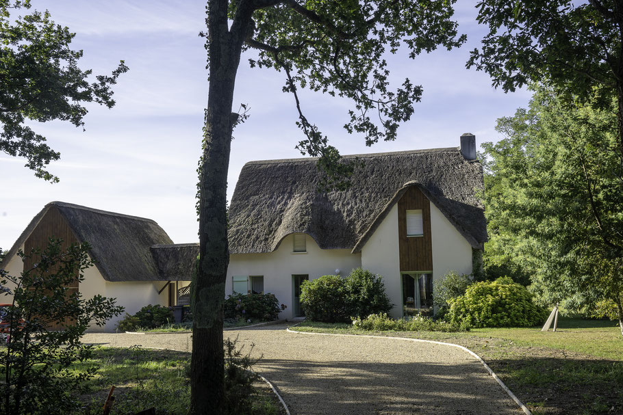  Bild: Haus mit Reetdach in Bréca im Parc naturel régional de Brière