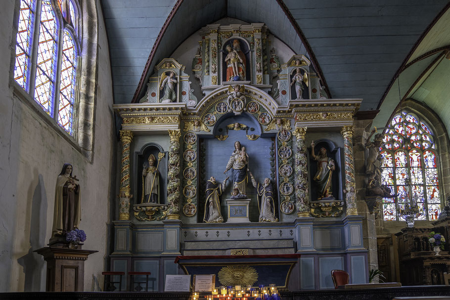 Bild: der Rosenkranzaltar in der Kirche des umfriedeter Pfarrbezirk Guimiliau  