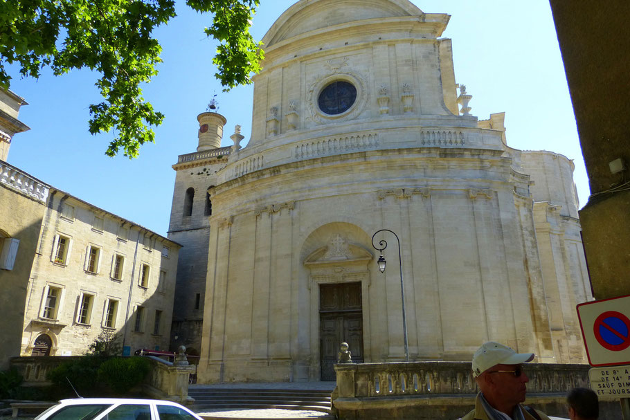 Bild: Église Saint-Étienne aus dem 18. Jh. mit Kirchturm in Uzès 