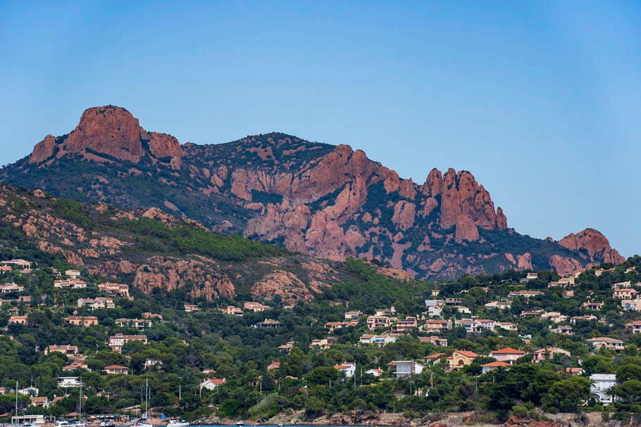 Bild: Agay mit den Bergen des Massif de l´Estérel