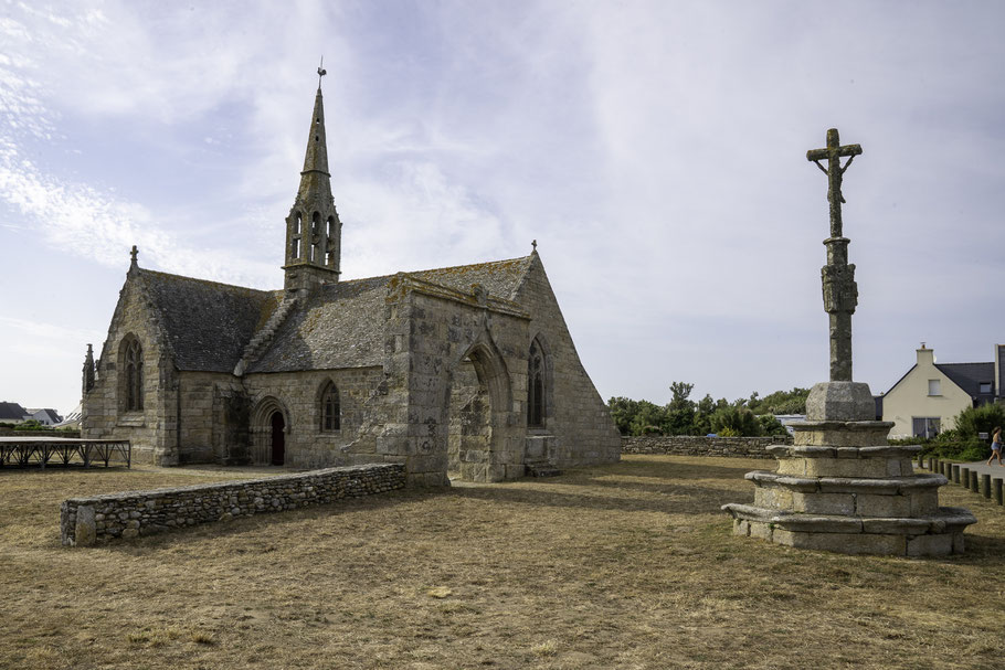 Bild: Chapelle Notre-Dame de Penhors mit Kalvarienberg und Triumphtor in der Bretagne