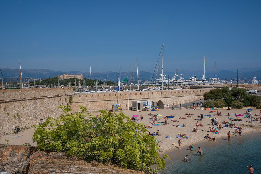 Bild: Strand am Port Vauban mit Blick bis Fort Carré in Antibes