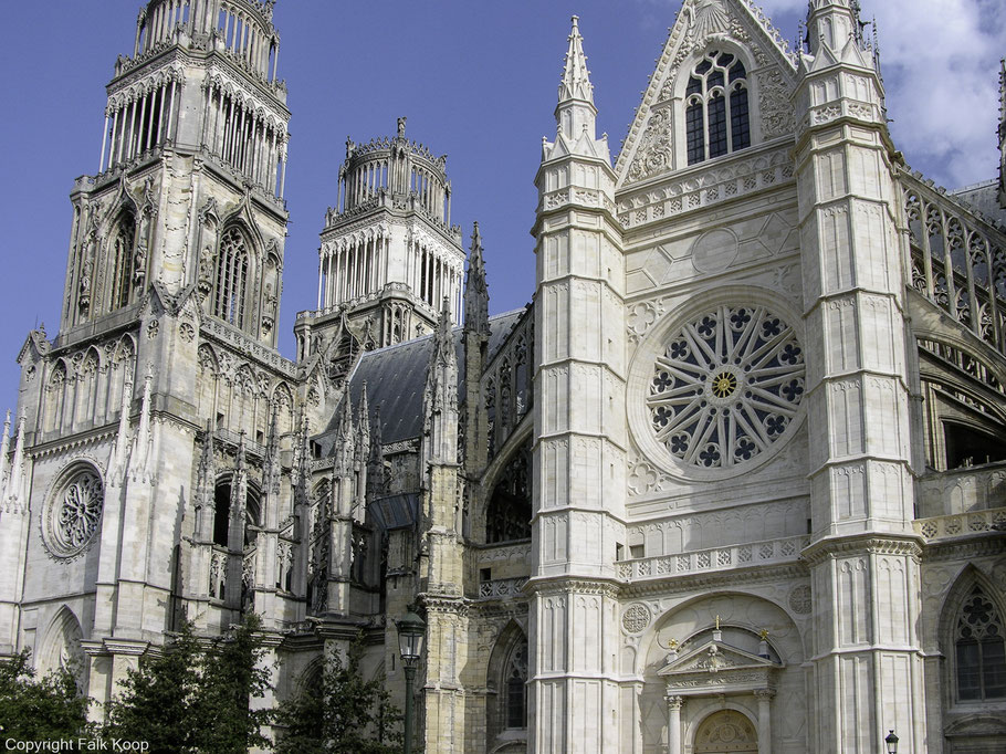Bild: Blick auf das südliche Querschiff mit Portal der Cathédrale Sainte-Croix d´Orléans in Orléans