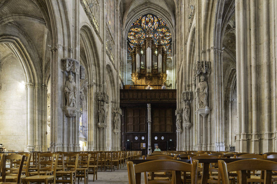 Bild: Blick auf Orgel und Fensterrose im Innern der Collégiale Notre-Dame in Vernon, Normandie