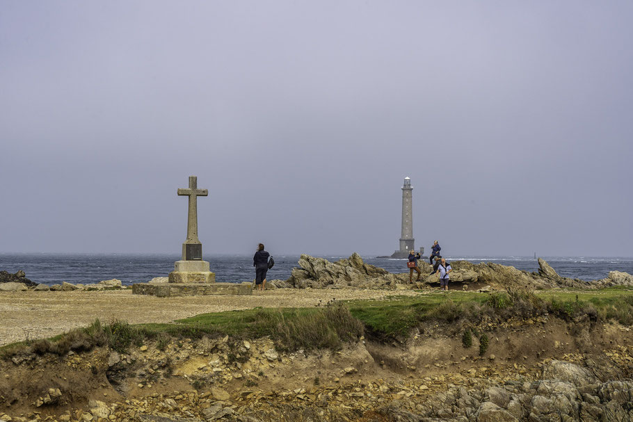 Bild: Am Croix de Vendémiaire in Port de Goury, im Hintergrund Phare de Goury oder auch Phare de la Hague bezeichnet