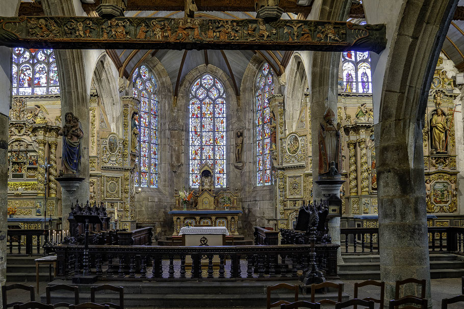 Bild: der Chor der Kirche des umfriedeten Pfarrbezirkes in Lampaul-Guimiliau 