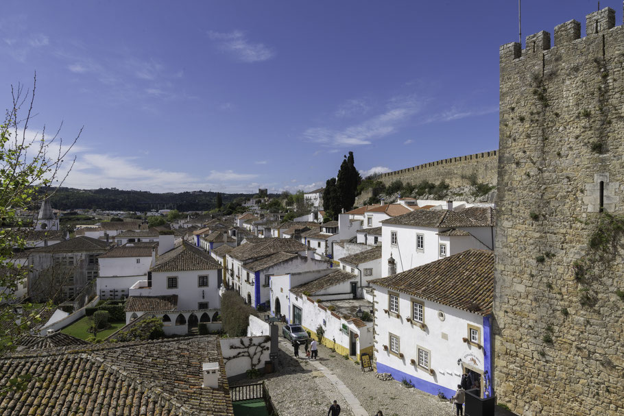 Bild: Blick auf den Ort Óbidos mit seiner Stadtmauer