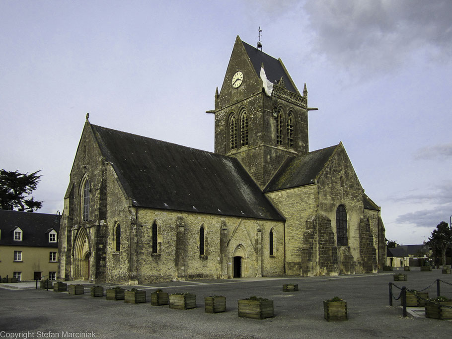 Bild: die Kirche in Sainte-Mère-Église