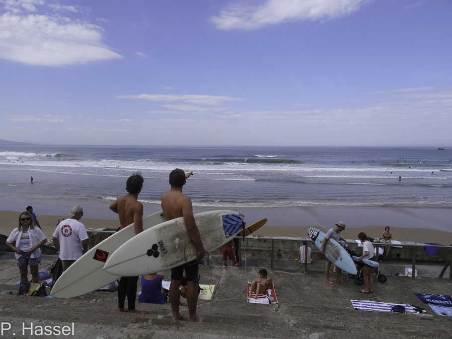 Bild: Surfer am Strand von Biarritz  