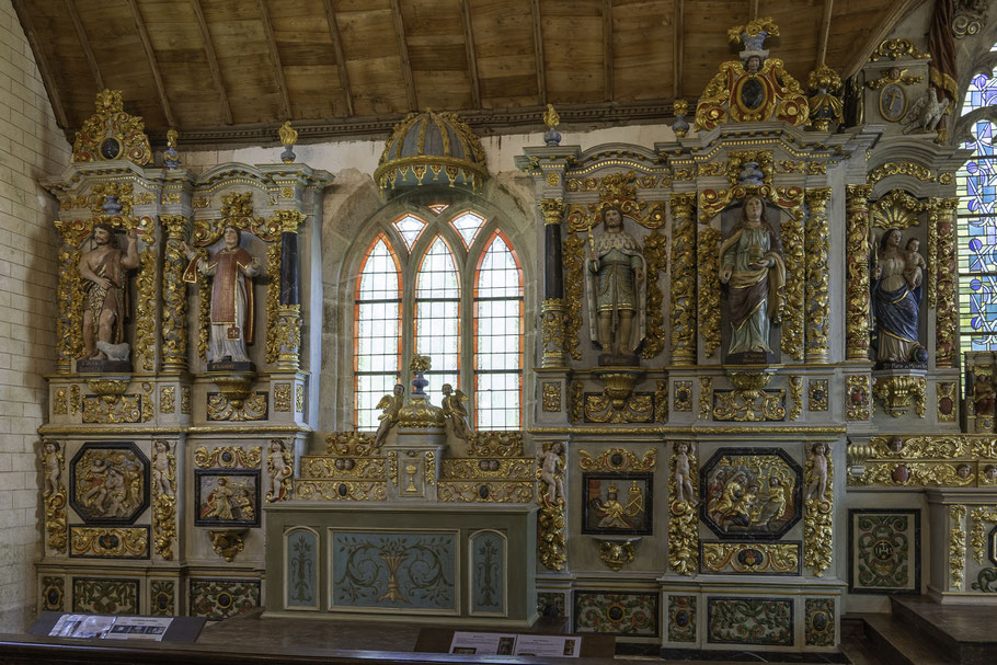 Bild: Blick auf die barocken Altäre der Chapelle Sainte-Marie-du-Ménez-Hom   