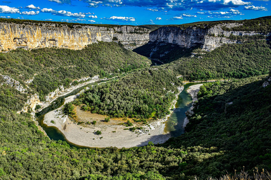 Bild: Blick vom Belvédère les Templiers auf den Cirque de Madeleine in der Gorges de l´Ardèche