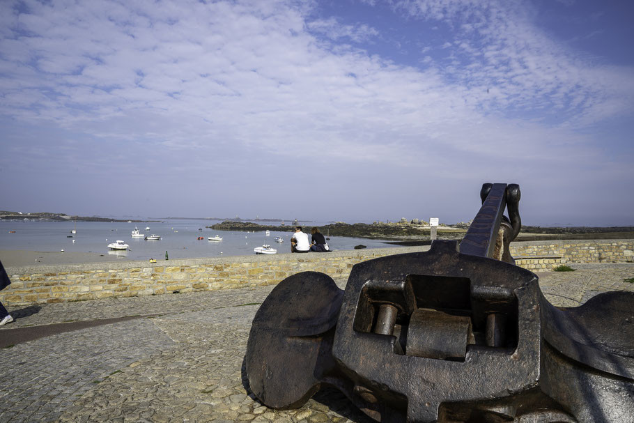 Bild: Der Anker der Amoco Cadiz und der Blick auf die Küste vor dem Hafen in Portsall