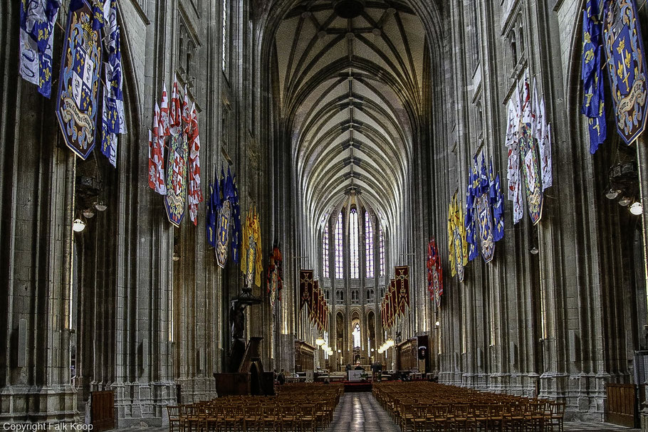 Bild: Blick in das Innere der Cathédrale Sainte-Croix d´Orléans in Orléans