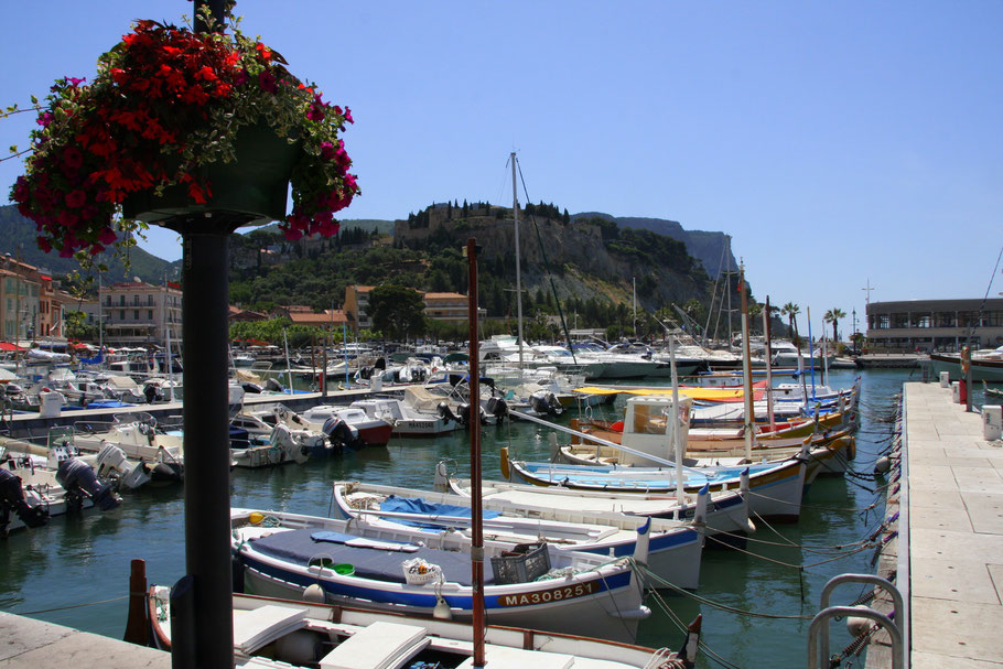 Bild: Hafen in Cassis, rechts Cap Canaille