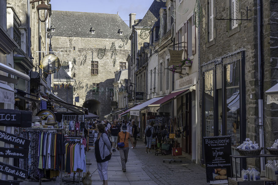 Bild: Rue de Saint-Michel mit Saint-Michel-Tor in Guérande in der Bretagne
