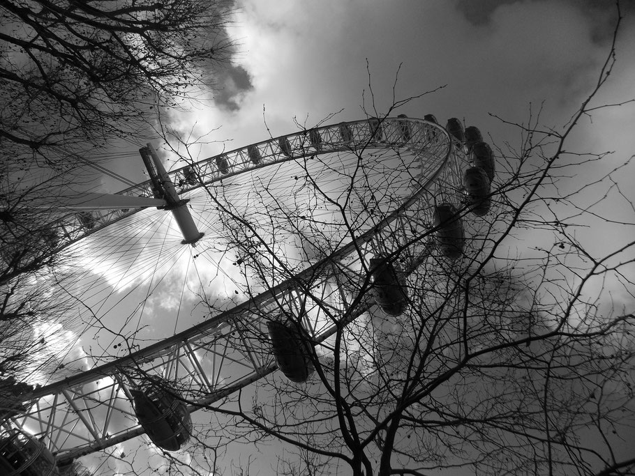 London Eye black and white