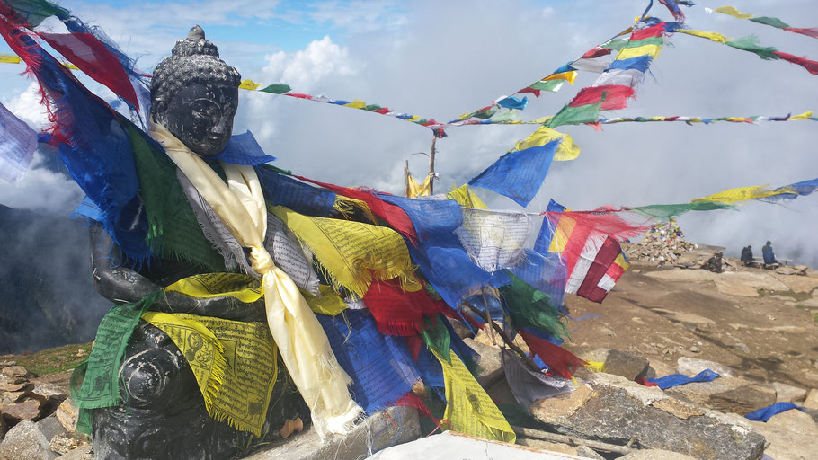 prier flag trek himalaya mountains
