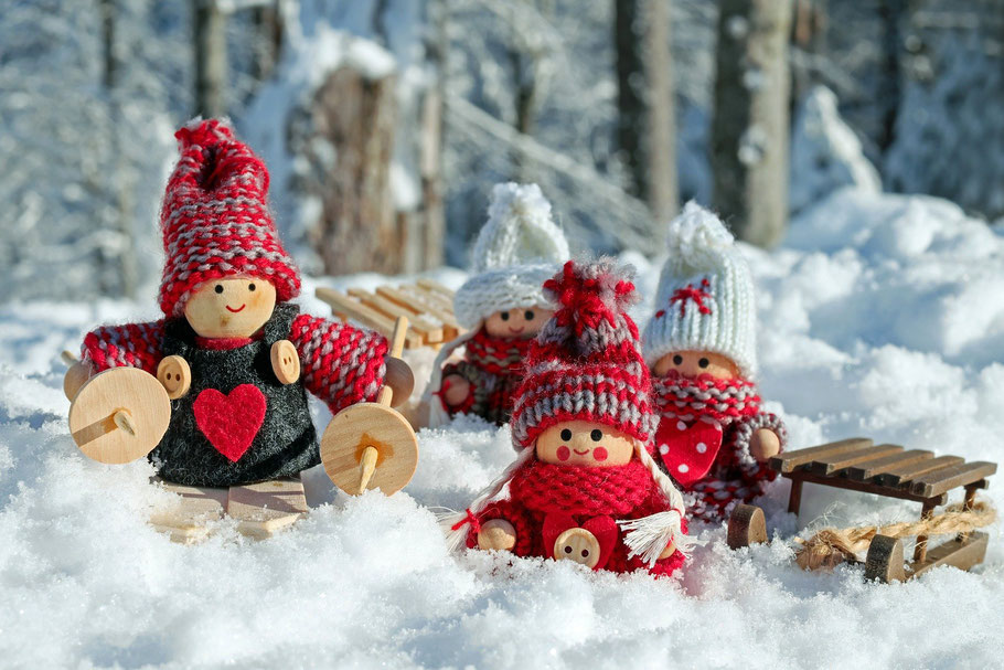 Immagine di pupazzi con la neve che portano doni inverno