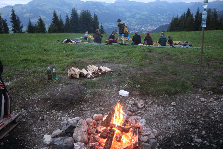 Lagerfeuer bei einem Männers Camp in Tirol