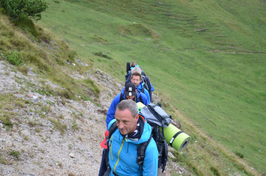 Anton Wieser mit einer Gruppe Väter bei einem Männers Abenteuer