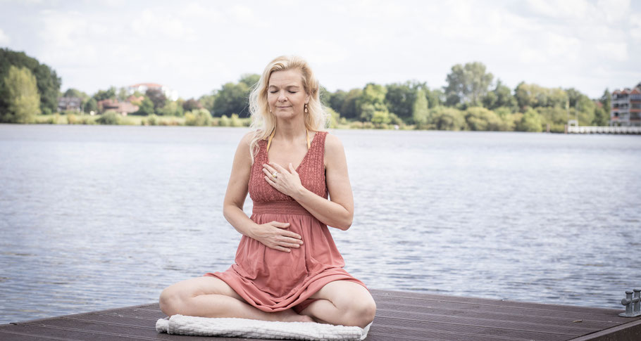 Liane Fluss – Trainerin für Achtsamkeit, Resilienz und Selbstmitgefühl – auf einem Steg