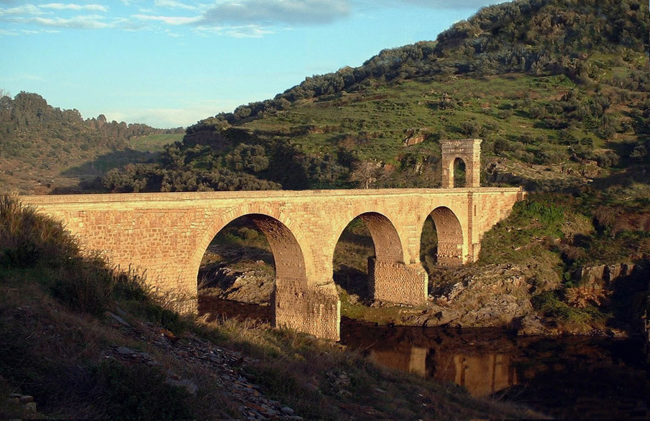 Reconstrucción artística del puente de Ad Fines en la época del relato, realizada por el autor.