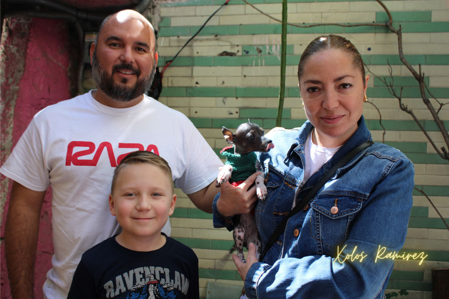 Fotografía en familia de Jonathan con su esposa e hijo cargando a la xoloitzcuintle miniatura Sashi Ramirez