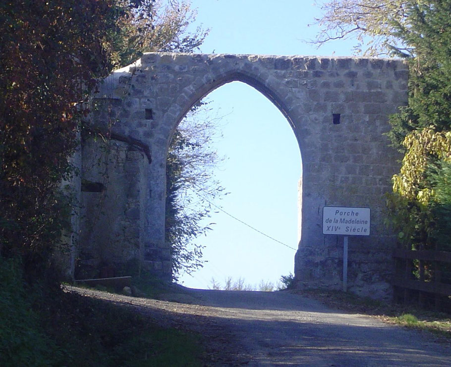 Le Porche de la Madeleine à Ladevèze-Ville Gers Rivière Basse Gascogne