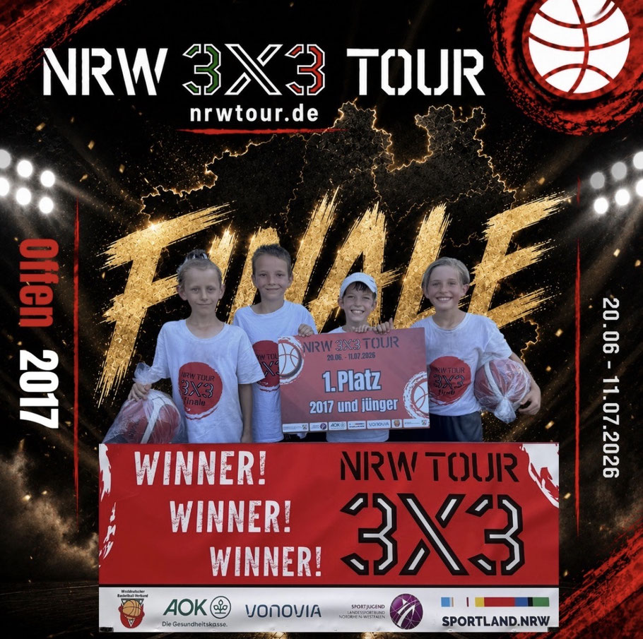 Vier Kinder in weißen T-Shirts mit Basketballmotiv halten ein rotes Banner mit der Aufschrift „WINNER! WINNER! WINNER!“ vor einem dunklen Hintergrund mit goldenen Blitzeffekten und Texten zu „NRW 3×3 TOUR“ und „Finale 2017“.