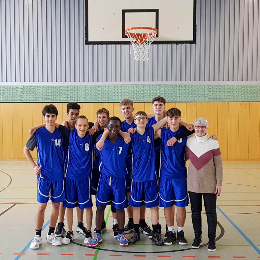 Gruppenfoto der U16-1-Basketballmannschaft des Brander TV.