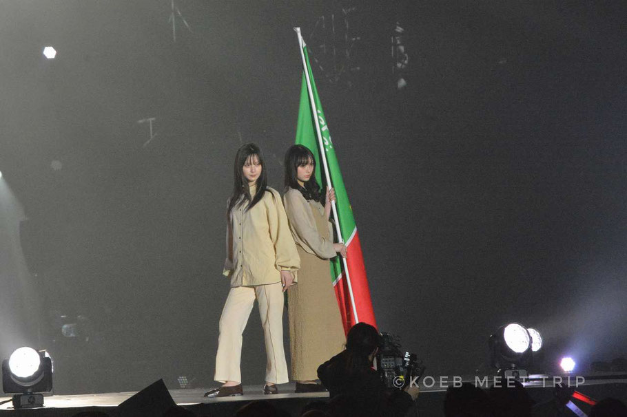 NMB48の山本望叶（左）、梅山恋和（右）　ヴェールルージュ美容専門学校ステージ