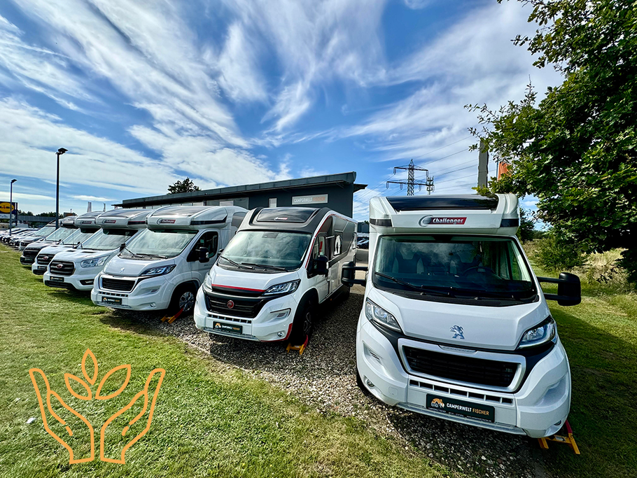 Challenger-Camper, im Hintergrund das Gebäude von Camperwelt Fischer in Celle.