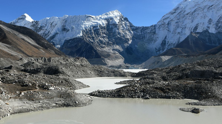 Gletschersee im Himalaya - steigende Gefahrenquelle durch den Klimawandel (Quelle: CNN unter https://edition.cnn.com/2019/06/19/world/himalayan-glaciers-melting-climate-change-scn-intl/index.html, 22.12.19)