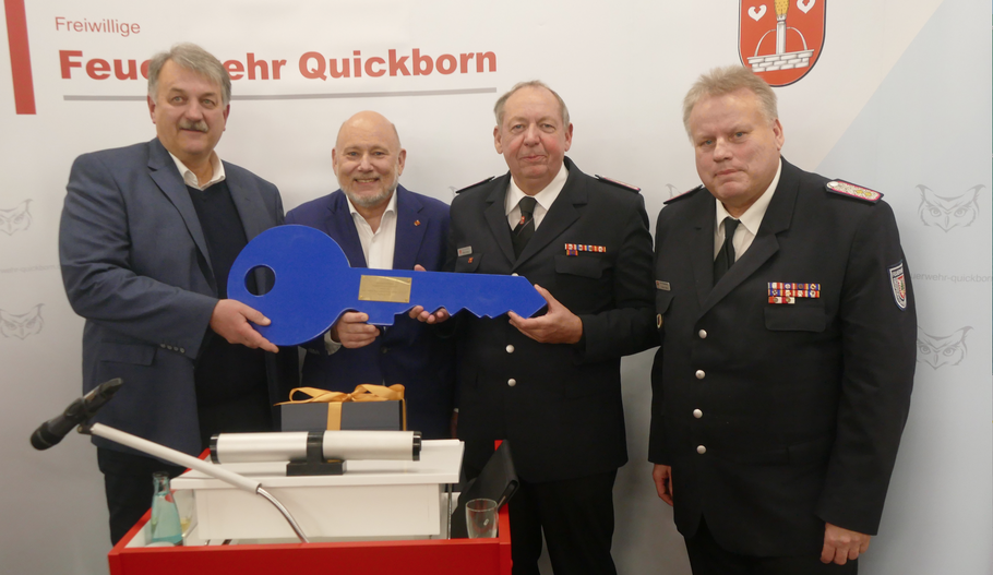 In Anwesenheit von Kreisbranddirektor Stefan Mohr (r.) überreichten Nils Ladewig (Aug. Prien) und Bürgermeister Thomas Beckmann den symbolischen Schlüssel an Wehrführer Wido Schön