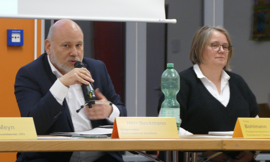 Bürgermeister Beckmann verlas die Stellungnahme der Stadt zum Hillwood-Treffen in Kiel. Zur Delegation gehörte auch Fachbereichsleiterin Bärbel Bohlmann