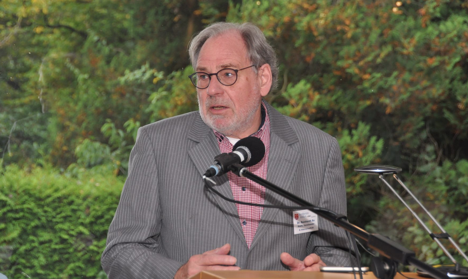 Der 2. Vorsitzende Dr. Reinhardt Ax gab einen unterhaltsamen Rückblick auf die Geschichte der Senioren-Union Quickborn. (Foto: Britte Ax)