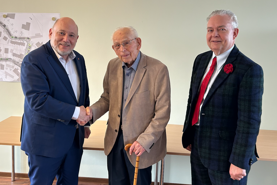 Bei einem Pressetermin bericheten Jürgen Brembach Senior und sein Sohn Jürgen über die Probleme beim Überqueren der Bahnstraße am AKN-Bahnhof Tanneneck. Bürgermeister Beckmann gratulierte bei dieser Gelegenheit zum 98. Geburtstag. (Foto: Stadt Quickborn)