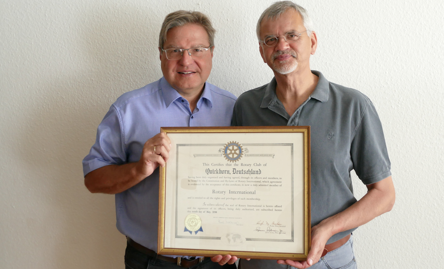 Past-Präsident Thomas Köppl überreichte dem neuen Rotary-Präsidenten Dr. Hans-Peter Wruk die Urkunde zur Übernahme der Amtsgeschäfte