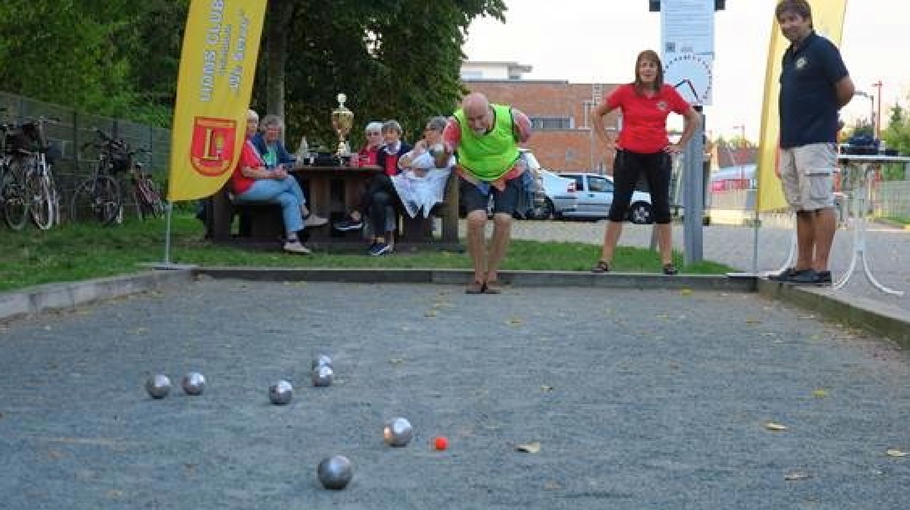 Gebannt verfolgt Lions-Teamchef Robert Hüneburg vom Spielfeldrand den Wurf von Altmeister und Senioren-Unions-Chef Thomas Dänecke