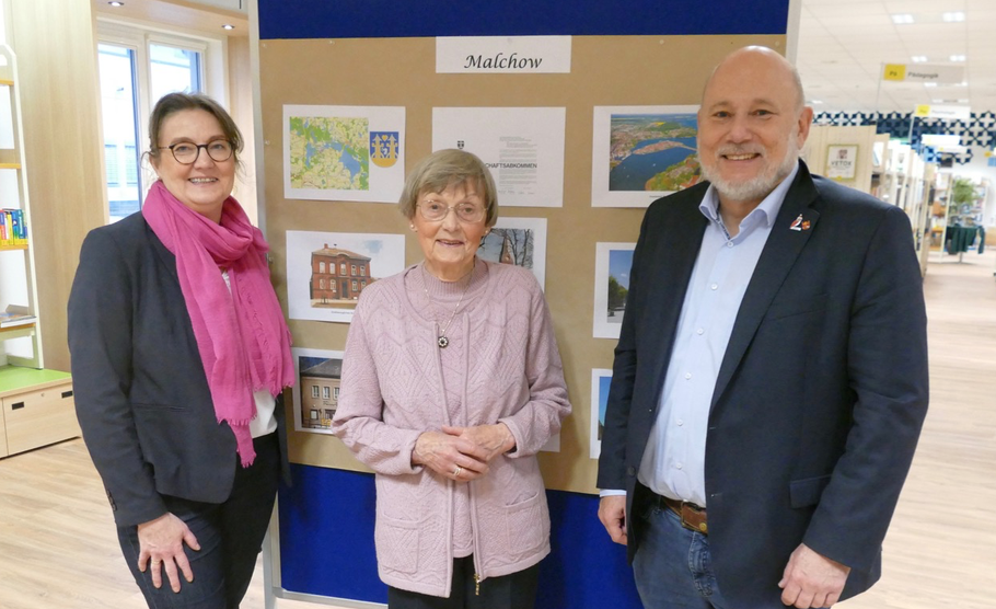 Kerstin Kranz (Stadtbücherei), Irene Lühdorff (Leiterin der Geschichtswerkstatt) und Bürgermeister Thomas Beckmann (v.l.) eröffneten die Ausstellung über Quickborns Partnerstädte  