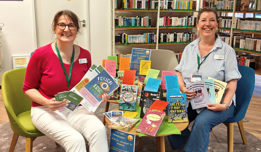 Kerstin Kranz und Michaela Ploog (von links nach rechts) freuen sich über viele lesebegeisterte Kinder beim FerienLeseClub 2025 in der Stadtbücherei Quickborn (Foto: Stadtbücherei)