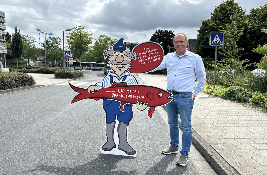 Quickborns stellvertretender Fachbereichsleiter für Öffentliche Sicherheit Frank Ott verdeutlicht den beim Überholen von Radfahrenden erforderlichen Mindestabstand von 1,5 Metern.