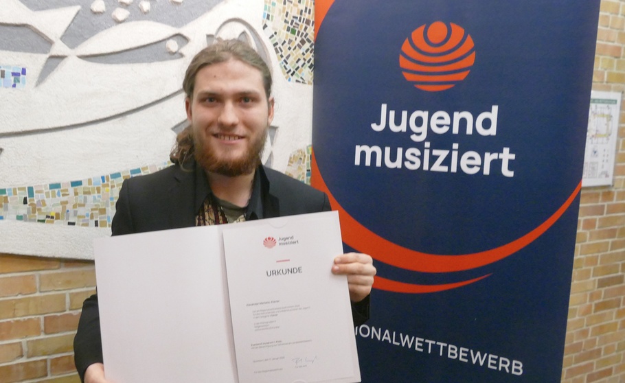 Pianist Alexander Martens konnte sich über eine Urkunde als Gewinner des 1. Preises in seiner Altersgruppe freuen