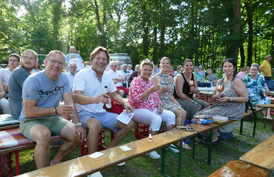 Diese fröhliche Truppe genoss sichtlich das Picknick mit hochkarätiger musikalischer Begleitung