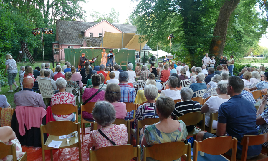 Sehr gut besucht war der Open Air-Musicalabend auf dem romantischen Gelände des Rosa-Scholl-Hauses (im Hintergrund)