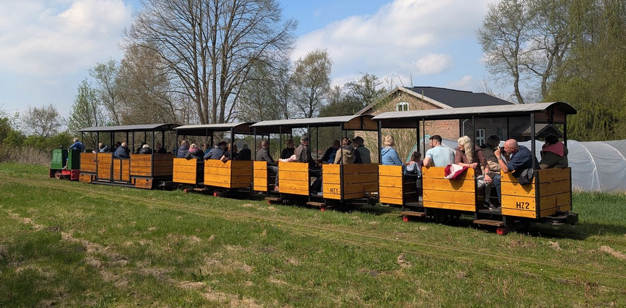 Zum Start geht es mit der Torfbahn durch das Himmelmoor