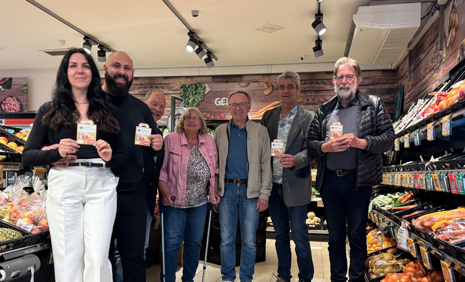 Nicola Baumann und Ashkan Nouri-Daryani (Inhaber Nahkauf), Wolfgang Korndörfer (Energieforum), Frau Peters (Nahkauf), Raginald Nuckel (Energieforum), Christian Rohde (Diakonie, Tisch), Jens-Olaf Nuckel (Energieforum) trafen sich zur Spendenübergabe