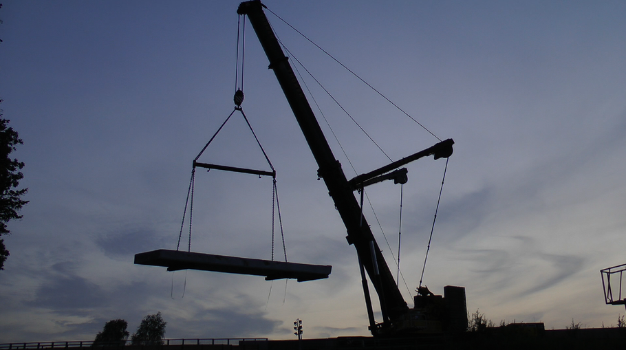 In den gestrigen Abendstunden wurde die vierte von fünf Betonplatten aus ihrer Verankerung gehoben.