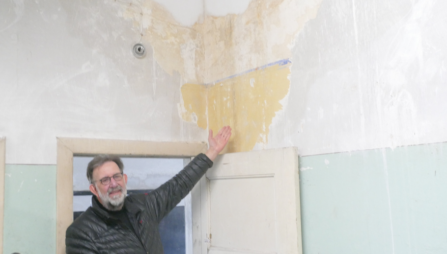 Wie hier von Jens-Olaf Nuckel demonstriert hat eine Restauratorin die verschiedenen Farbschichten abgetragen, um die Originalfarbe freizulegen. In diesem Stil werden die Räume dann entsprechend hergerichtet.