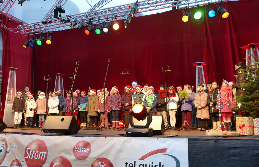 Der Kinderchor der Grundschule Mühlenberg eröffnete den Weihnachtsmarkt am Sonnabend musikalisch